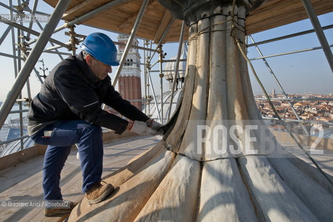 Venezia 12/1/12 - Lavori di restauro delle Cupole della Basilica di San Marco di Venezia. I lavori di restauro sono diretti dalla Procuratoria della Basilica e da 1000 anni fanno in modo che la complessa struttura sia continuamente monitorata e restaurata - dome of the St:Marks Basilik ©Graziano Arici/Rosebud2