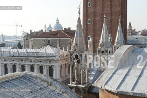 Venezia 12/1/12 - Lavori di restauro delle Cupole della Basilica di San Marco di Venezia. I lavori di restauro sono diretti dalla Procuratoria della Basilica e da 1000 anni fanno in modo che la complessa struttura sia continuamente monitorata e restaurata - dome of the St:Marks Basilik ©Graziano Arici/Rosebud2