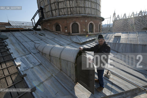 Venezia 12/1/12 - Lavori di restauro delle Cupole della Basilica di San Marco di Venezia. I lavori di restauro sono diretti dalla Procuratoria della Basilica e da 1000 anni fanno in modo che la complessa struttura sia continuamente monitorata e restaurata - dome of the St:Marks Basilik ©Graziano Arici/Rosebud2