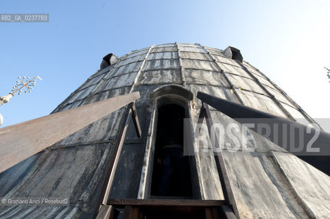 Venezia 12/1/12 - Lavori di restauro delle Cupole della Basilica di San Marco di Venezia. I lavori di restauro sono diretti dalla Procuratoria della Basilica e da 1000 anni fanno in modo che la complessa struttura sia continuamente monitorata e restaurata - dome of the St:Marks Basilik ©Graziano Arici/Rosebud2