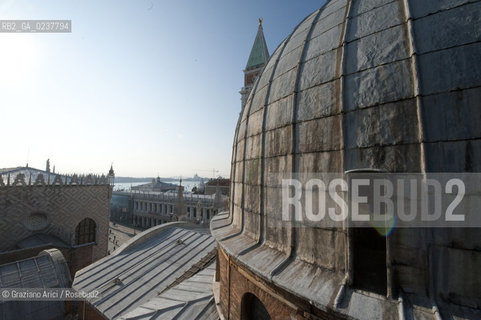 Venezia 12/1/12 - Lavori di restauro delle Cupole della Basilica di San Marco di Venezia. I lavori di restauro sono diretti dalla Procuratoria della Basilica e da 1000 anni fanno in modo che la complessa struttura sia continuamente monitorata e restaurata - dome of the St:Marks Basilik ©Graziano Arici/Rosebud2