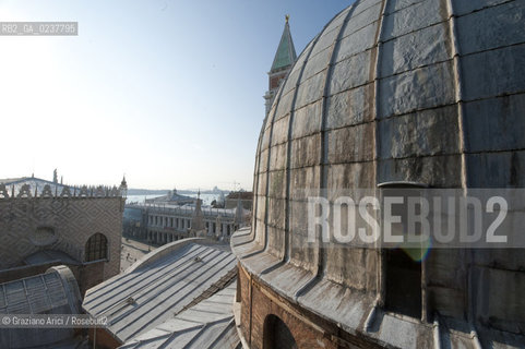 Venezia 12/1/12 - Lavori di restauro delle Cupole della Basilica di San Marco di Venezia. I lavori di restauro sono diretti dalla Procuratoria della Basilica e da 1000 anni fanno in modo che la complessa struttura sia continuamente monitorata e restaurata - dome of the St:Marks Basilik ©Graziano Arici/Rosebud2