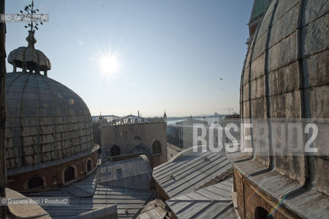 Venezia 12/1/12 - Lavori di restauro delle Cupole della Basilica di San Marco di Venezia. I lavori di restauro sono diretti dalla Procuratoria della Basilica e da 1000 anni fanno in modo che la complessa struttura sia continuamente monitorata e restaurata - dome of the St:Marks Basilik ©Graziano Arici/Rosebud2