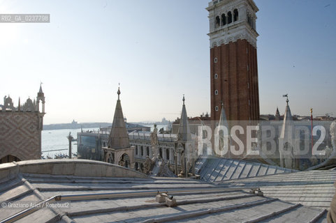 Venezia 12/1/12 - Lavori di restauro delle Cupole della Basilica di San Marco di Venezia. I lavori di restauro sono diretti dalla Procuratoria della Basilica e da 1000 anni fanno in modo che la complessa struttura sia continuamente monitorata e restaurata - dome of the St:Marks Basilik ©Graziano Arici/Rosebud2