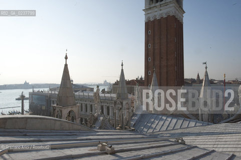 Venezia 12/1/12 - Lavori di restauro delle Cupole della Basilica di San Marco di Venezia. I lavori di restauro sono diretti dalla Procuratoria della Basilica e da 1000 anni fanno in modo che la complessa struttura sia continuamente monitorata e restaurata - dome of the St:Marks Basilik ©Graziano Arici/Rosebud2