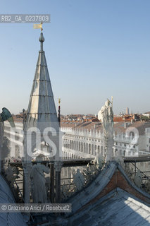 Venezia 12/1/12 - Lavori di restauro delle Cupole della Basilica di San Marco di Venezia. I lavori di restauro sono diretti dalla Procuratoria della Basilica e da 1000 anni fanno in modo che la complessa struttura sia continuamente monitorata e restaurata - dome of the St:Marks Basilik ©Graziano Arici/Rosebud2