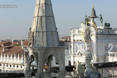 Venezia 12/1/12 - Lavori di restauro delle Cupole della Basilica di San Marco di Venezia. I lavori di restauro sono diretti dalla Procuratoria della Basilica e da 1000 anni fanno in modo che la complessa struttura sia continuamente monitorata e restaurata - dome of the St:Marks Basilik ©Graziano Arici/Rosebud2