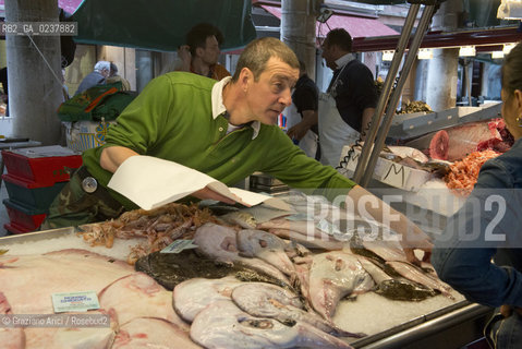 Venice 5/5/12 - One of the best fishmonger in the Rialto Fishmarket. Marco Bergamasco - pescivendolo di Rialto pesce mercato ©Graziano Arici/Rosebud2