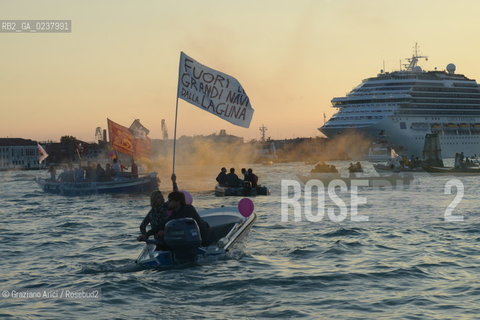 Venice 16/09/2012 -  Demonstration against  the great cruise liners in front of St.Mark - manifestazione del Comitato contro le Grandi Navi davanti al bacino di S.Marco nave ©Graziano Arici/Rosebud2