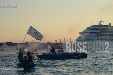 Venice 16/09/2012 -  Demonstration against  the great cruise liners in front of St.Mark - manifestazione del Comitato contro le Grandi Navi davanti al bacino di S.Marco nave ©Graziano Arici/Rosebud2