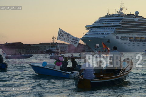 Venice 16/09/2012 -  Demonstration against  the great cruise liners in front of St.Mark - manifestazione del Comitato contro le Grandi Navi davanti al bacino di S.Marco nave ©Graziano Arici/Rosebud2