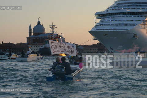 Venice 16/09/2012 -  Demonstration against  the great cruise liners in front of St.Mark - manifestazione del Comitato contro le Grandi Navi davanti al bacino di S.Marco nave ©Graziano Arici/Rosebud2