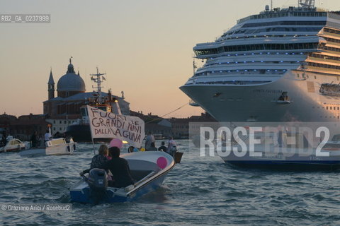Venice 16/09/2012 -  Demonstration against  the great cruise liners in front of St.Mark - manifestazione del Comitato contro le Grandi Navi davanti al bacino di S.Marco nave ©Graziano Arici/Rosebud2