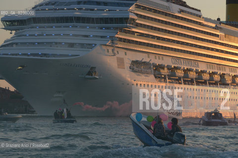 Venice 16/09/2012 -  Demonstration against  the great cruise liners in front of St.Mark - manifestazione del Comitato contro le Grandi Navi davanti al bacino di S.Marco nave ©Graziano Arici/Rosebud2