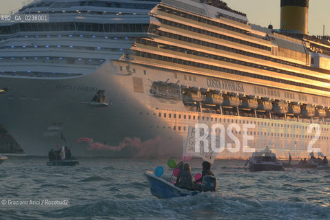 Venice 16/09/2012 -  Demonstration against  the great cruise liners in front of St.Mark - manifestazione del Comitato contro le Grandi Navi davanti al bacino di S.Marco nave ©Graziano Arici/Rosebud2