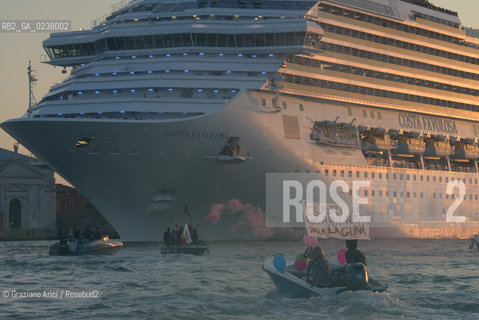 Venice 16/09/2012 -  Demonstration against  the great cruise liners in front of St.Mark - manifestazione del Comitato contro le Grandi Navi davanti al bacino di S.Marco nave ©Graziano Arici/Rosebud2
