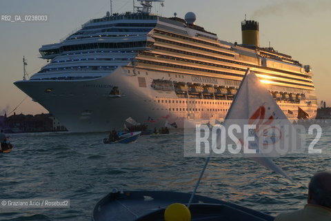 Venice 16/09/2012 -  Demonstration against  the great cruise liners in front of St.Mark - manifestazione del Comitato contro le Grandi Navi davanti al bacino di S.Marco nave ©Graziano Arici/Rosebud2
