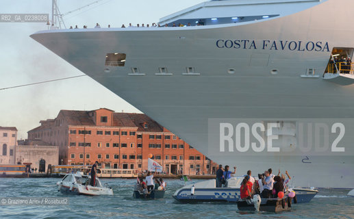 Venice 16/09/2012 -  Demonstration against  the great cruise liners in front of St.Mark - manifestazione del Comitato contro le Grandi Navi davanti al bacino di S.Marco nave ©Graziano Arici/Rosebud2