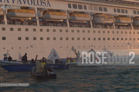 Venice 16/09/2012 -  Demonstration against  the great cruise liners in front of St.Mark - manifestazione del Comitato contro le Grandi Navi davanti al bacino di S.Marco nave ©Graziano Arici/Rosebud2