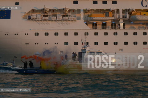 Venice 16/09/2012 -  Demonstration against  the great cruise liners in front of St.Mark - manifestazione del Comitato contro le Grandi Navi davanti al bacino di S.Marco nave ©Graziano Arici/Rosebud2