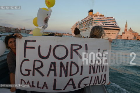 Venice 16/09/2012 -  Demonstration against  the great cruise liners in front of St.Mark - manifestazione del Comitato contro le Grandi Navi davanti al bacino di S.Marco nave ©Graziano Arici/Rosebud2