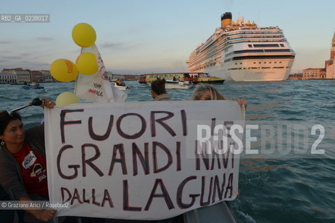 Venice 16/09/2012 -  Demonstration against  the great cruise liners in front of St.Mark - manifestazione del Comitato contro le Grandi Navi davanti al bacino di S.Marco nave ©Graziano Arici/Rosebud2