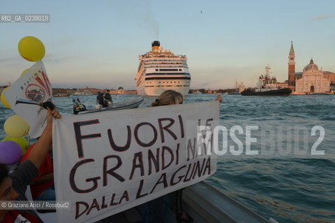 Venice 16/09/2012 -  Demonstration against  the great cruise liners in front of St.Mark - manifestazione del Comitato contro le Grandi Navi davanti al bacino di S.Marco nave ©Graziano Arici/Rosebud2