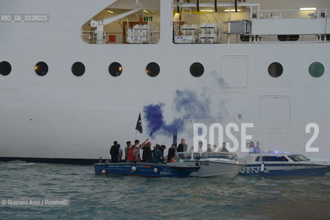 Venice 16/09/2012 -  Demonstration against  the great cruise liners in front of St.Mark - manifestazione del Comitato contro le Grandi Navi davanti al bacino di S.Marco nave ©Graziano Arici/Rosebud2