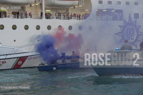 Venice 16/09/2012 -  Demonstration against  the great cruise liners in front of St.Mark - manifestazione del Comitato contro le Grandi Navi davanti al bacino di S.Marco nave ©Graziano Arici/Rosebud2