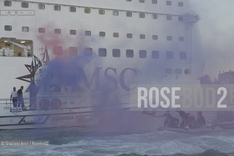 Venice 16/09/2012 -  Demonstration against  the great cruise liners in front of St.Mark - manifestazione del Comitato contro le Grandi Navi davanti al bacino di S.Marco nave ©Graziano Arici/Rosebud2