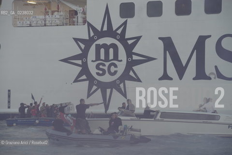 Venice 16/09/2012 -  Demonstration against  the great cruise liners in front of St.Mark - manifestazione del Comitato contro le Grandi Navi davanti al bacino di S.Marco nave ©Graziano Arici/Rosebud2