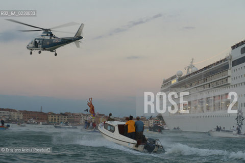 Venice 16/09/2012 -  Demonstration against  the great cruise liners in front of St.Mark - manifestazione del Comitato contro le Grandi Navi davanti al bacino di S.Marco nave ©Graziano Arici/Rosebud2