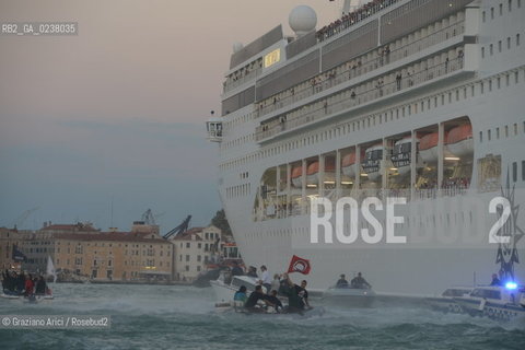Venice 16/09/2012 -  Demonstration against  the great cruise liners in front of St.Mark - manifestazione del Comitato contro le Grandi Navi davanti al bacino di S.Marco nave ©Graziano Arici/Rosebud2
