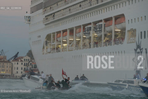 Venice 16/09/2012 -  Demonstration against  the great cruise liners in front of St.Mark - manifestazione del Comitato contro le Grandi Navi davanti al bacino di S.Marco nave ©Graziano Arici/Rosebud2