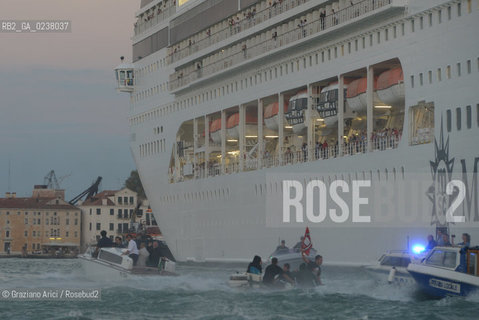 Venice 16/09/2012 -  Demonstration against  the great cruise liners in front of St.Mark - manifestazione del Comitato contro le Grandi Navi davanti al bacino di S.Marco nave ©Graziano Arici/Rosebud2