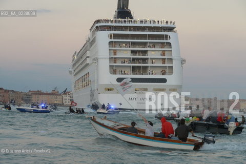 Venice 16/09/2012 -  Demonstration against  the great cruise liners in front of St.Mark - manifestazione del Comitato contro le Grandi Navi davanti al bacino di S.Marco nave ©Graziano Arici/Rosebud2