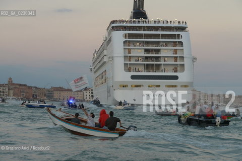 Venice 16/09/2012 -  Demonstration against  the great cruise liners in front of St.Mark - manifestazione del Comitato contro le Grandi Navi davanti al bacino di S.Marco nave ©Graziano Arici/Rosebud2