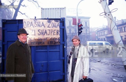 Sarajevo,Bosnia-Erzegovina,1994.Il presidente della Civic Petar la comunità italiana a Sarajevo con un socio..Sarajevo,Bosnia-Erzegovina,1994.The president of the Civic Petar the Italian community in Sarajevo with a partner ©Graziano Arici/Rosebud2