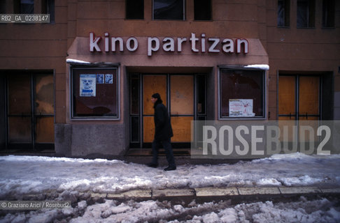 Sarajevo(Bosnia-Erzegovina), 1994.Il cinema a Sarajevo, il Cinema Partizan.geo Sarajevo cinema.Sarajevo (Bosnia-Erzegovina),1994. The Partizans cinema in Sarajevo ©Graziano Arici/Rosebud2