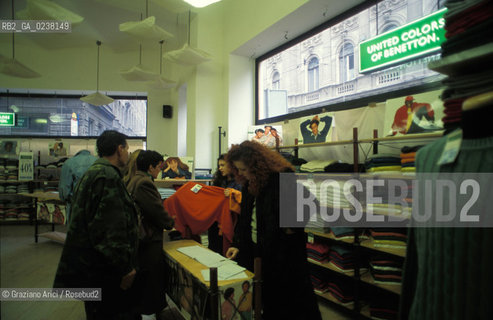 Sarajevo,(Bosnia-Erzegovina),1990.Negozio Benetton.Geo Bosnia negozio benetton.Sarajevo,(Bosnia-Erzegovina),1990.Benetton Store ©Graziano Arici/Rosebud2