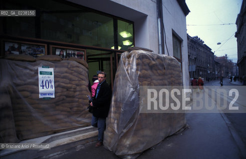 Sarajevo,(Bosnia-Erzegovina),1990.Negozio Benetton.Geo Bosnia negozio benetton.Sarajevo,(Bosnia-Erzegovina),1990.Benetton Store ©Graziano Arici/Rosebud2