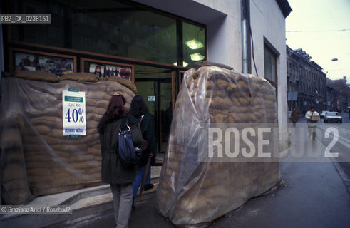 Sarajevo,(Bosnia-Erzegovina),1990.Negozio Benetton.Geo Bosnia negozio benetton.Sarajevo,(Bosnia-Erzegovina),1990.Benetton Store ©Graziano Arici/Rosebud2