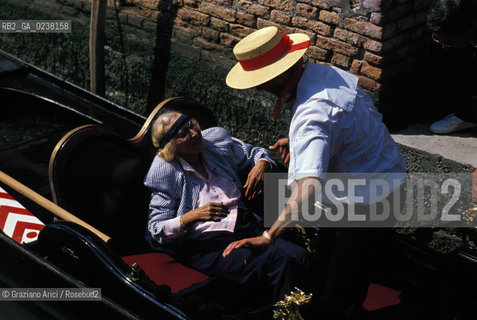 Venezia,1987. Maria Josè di Savoia, ex regina dItalia, moglie di Umberto I di Savoia in gondola durante la sua visita a Venezia. Politica Regina Italia Savoia ritratto gondola.Venice,1987. Maria Josè di Savoia, ex Queen of Italy, wife of Umberto I di Savoia, during the visit in Venice in gondola ©Graziano Arici/Rosebud2
