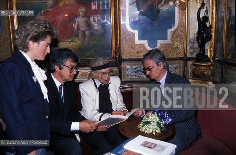 Venezia,1987. Visita a Venezia di Maria Josè di Savoia, ex regina dItalia, moglie di Umberto I di Savoia. Maria Josè al Caffè Florian insieme a Nereo Laroni, sindaco di Venezia. Politica Regina Italia Savoia ritratto.Venice,1987. Maria Josè di Savoia, ex Queen of Italy, wife of Umberto I di Savoia, during the visit in Venice in the Florian Caffè with the Mayor of Venice Nereo Laroni ©Graziano Arici/Rosebud2