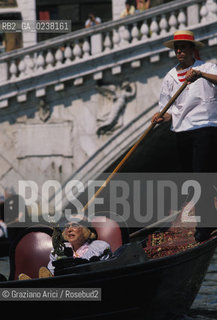 Venezia,1987. Maria Josè di Savoia, ex regina dItalia, moglie di Umberto I di Savoia in gondola durante la sua visita a Venezia. Politica Regina Italia Savoia ritratto gondola.Venice,1987. Maria Josè di Savoia, ex Queen of Italy, wife of Umberto I di Savoia, during the visit in Venice in gondola ©Graziano Arici/Rosebud2