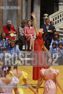 Venezia,1985.La First Lady Nancy Reagan moglie di Ronald Reagan Presidente degli Stati Uniti (1981-1988) mentre guarda uno spettacolo a Palazzo Ducale. Politica moglie presidente politician politic.Venice,1985.The First Lady Nancy Reagan, wife of the American President Ronald Reagan by Dogès Palace ©Graziano Arici/Rosebud2