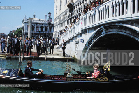 Venezia,1985.La First Lady Nancy Reagan moglie di Ronald Reagan Presidente degli Stati Uniti (1981-1988) in gondola. Politica moglie presidente politician politic.Venice,1985.The First Lady Nancy Reagan, wife of the American President Ronald Reagan ©Graziano Arici/Rosebud2