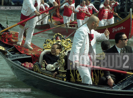 Venezia, 1999.Visita del Presidente della Repubblica Popolare Cinese Jiang Zemin a Venezia. Politica presidente Cina cinese visita gondola.Venice, 1999. The President of the Peoplès Republic of China Jiang Zemin during the visit in Venice ©Graziano Arici/Rosebud2