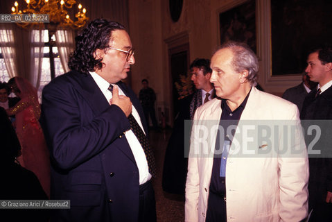 Venezia,1990.Festa per il matrimonio di Fiorella Mancini,stilista,con larchitetto Plinio Danieli.Il Ministro degli Esteri Gianni de Michelis con larchitetto Plinio Danieli.Stilista matrimonio moda architetto.Venice,1990.Party for the marriage of Fiorella Mancini with the architect Plinio Danieli.The Foreign Minister Gianni de Michelis with the architect Plinio Danieli  ©Graziano Arici/Rosebud2