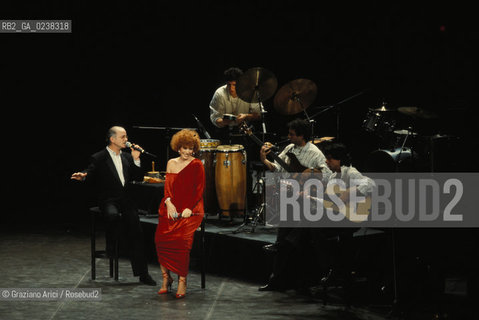 Venezia,1996.Il cantautore Gino Paoli con la cantante Ornella Vanoni in concerto.Musica cantante cantautore pop.Venice,1996.The songwriter Gino Paoli with the singer Ornella Vanoni ©Graziano Arici/Rosebud2